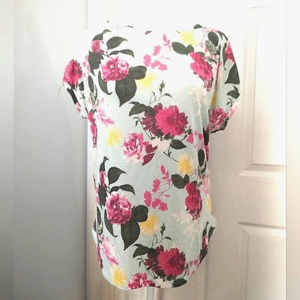Ginger G short sleeve floral to, size S